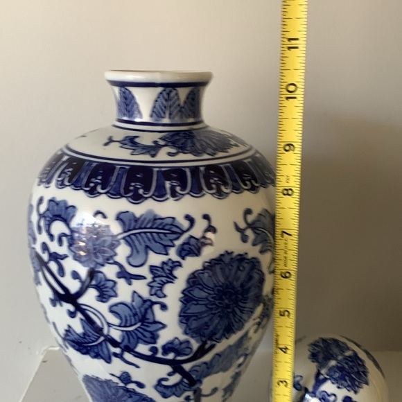 Chinoiserie Elegant Blue and White Floral Accent Vase ceramic new home decor - Picture 10 of 11